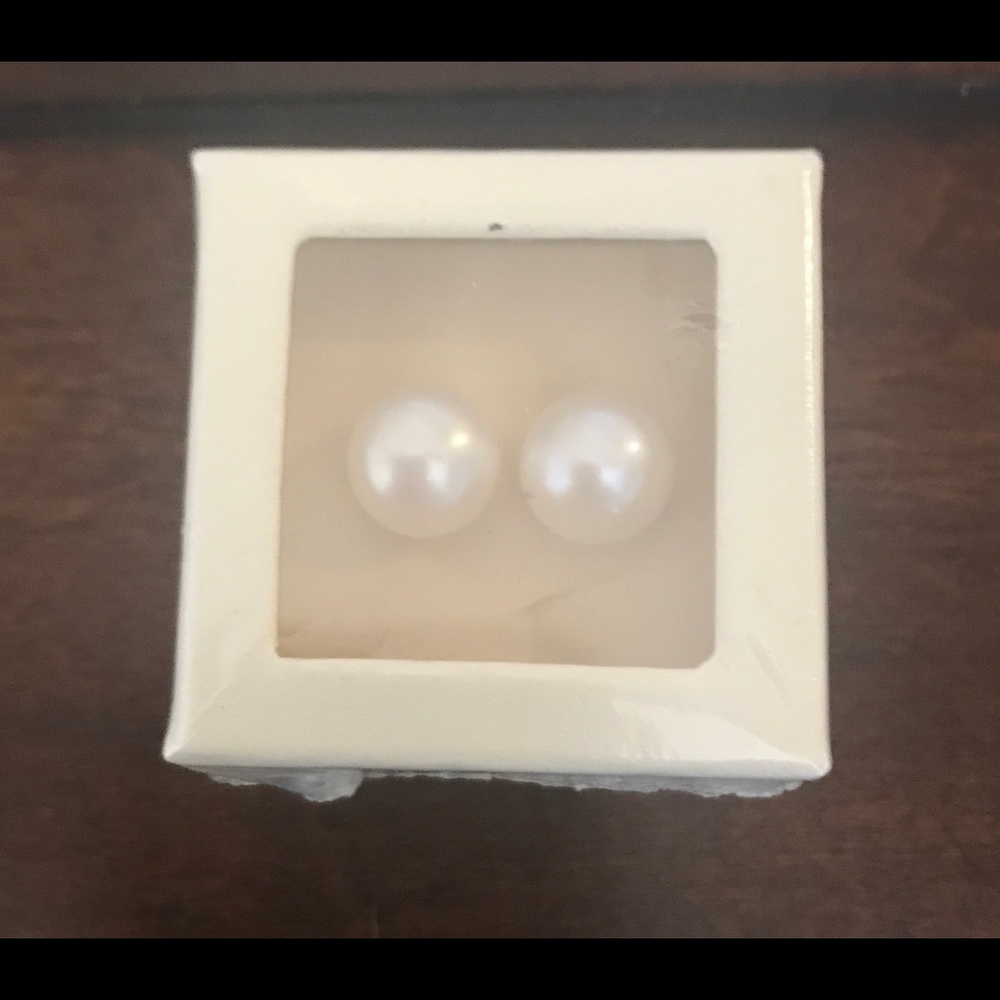 New in box Pearl earrings